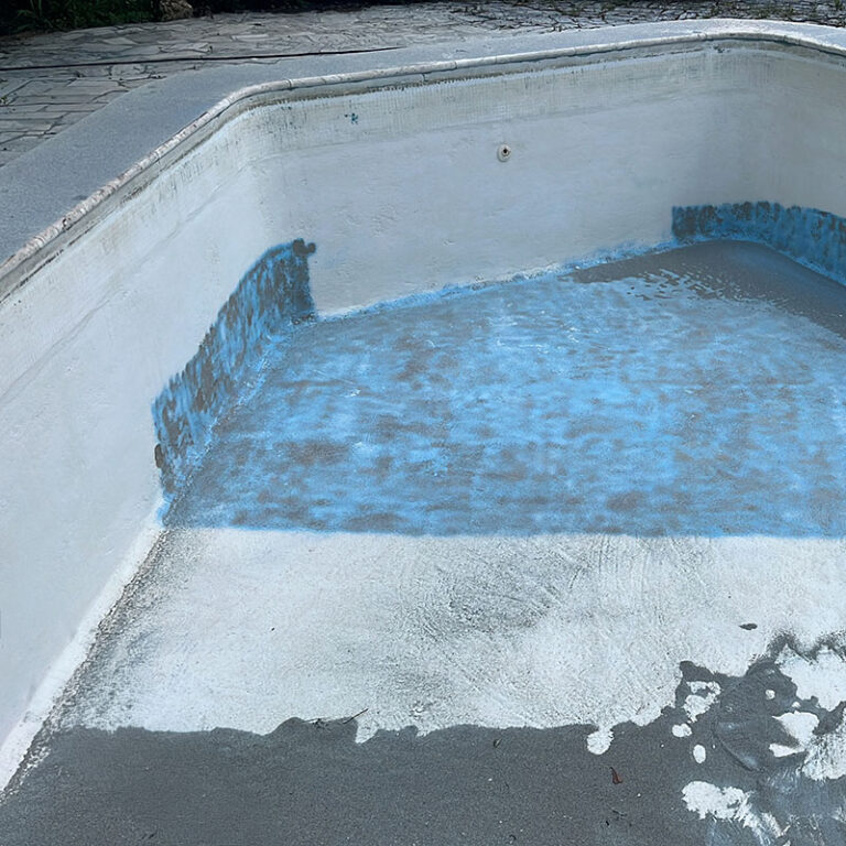Piscina in lavorazione di sabbiatura