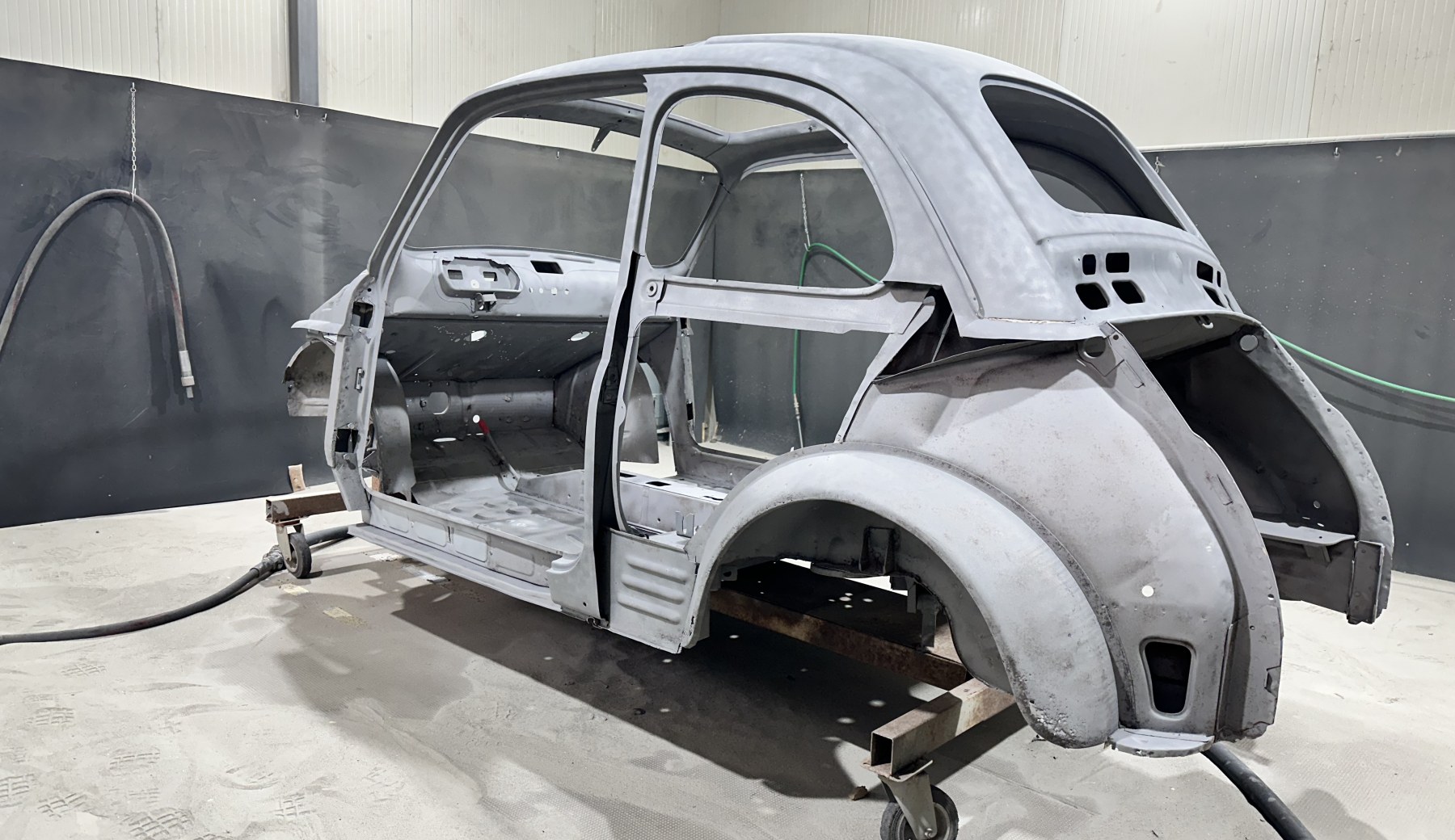 Scocca di auto d'epoca dopo la sabbiatura